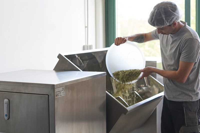 Hände beim Abfüllen / Mischen